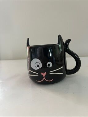 Kitty Face Mug “Think Outside The Litter Box” in black/white